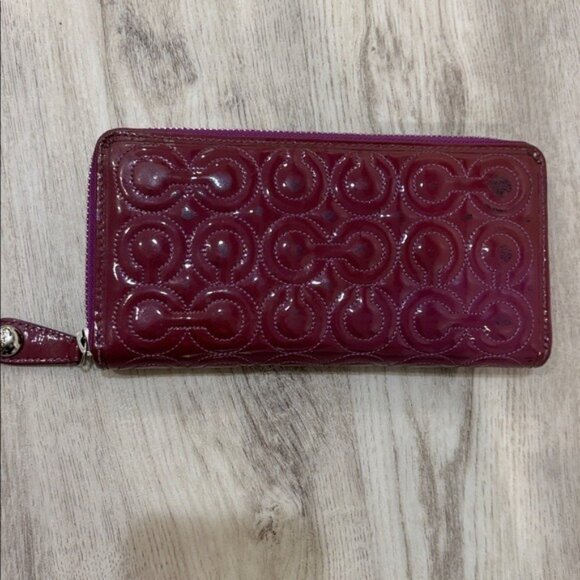 Coach Purple patent leather zip wallet flawed - Picture 3 of 9